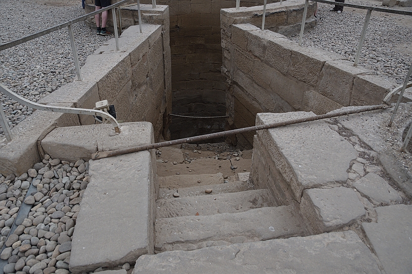 75 MAK_6403.jpg - All'interno del complesso è presente un nilometro, un antico strumento utilizzato per misurare il livello delle acque del Nilo e prevedere le inondazioni.